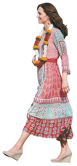 누드 톤 하이힐을 신으면 다리가 길어보인다. 누드톤 구두를 즐겨 신는 케이트 미들턴 영국 왕세손비. [AP=뉴시스]