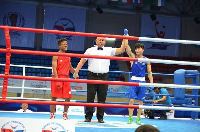 2016 아시아복싱협회(ASBC) 아시아유스복싱선수권대회 52kg 이하급에서 결승에 진출한 이희섭(우측). 사진ⓒ대한복싱협회