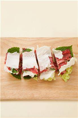 1. 배추, 소고기, 깻잎을 켜켜이 쌓고 전골 냄비의 높이에 맞게 자른다.