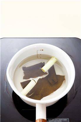 3. 냄비에 분량의 다시마 육수 재료를 넣고 끓인다.