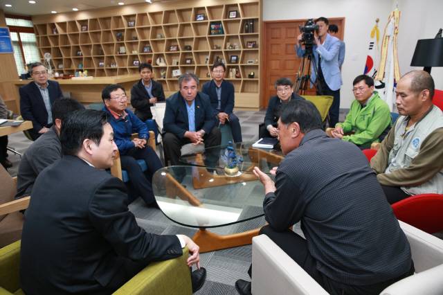 원희룡 제주지사(왼쪽)가 지난 9일 오후 제주도청 도지사 접견실에서 서귀포시 강정마을 주민들과 만나 해군이 마을회와 주민 등을 상대로 청구한 구상권 소송과 관련해 의견을 나누고 있다.  제주도 제공