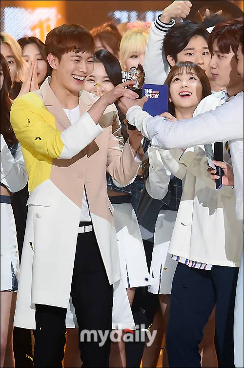 ▲ 빅스 홍빈 '1위 트로피 좋아요'