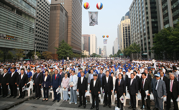 2015년 8월15일 서울 청계광장에서 애국단체총협의회 등의 주최로 열린 ‘대한민국 건국 67주년기념 국민대회’에서 참석자들이 애국가를 부르고 있다.