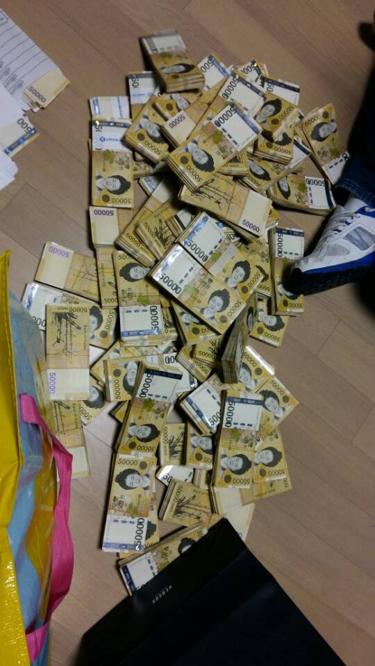 도박장 금고에서 발견된 현금 4억 5000만원 [사진 서울경찰청 광역수사대 제공]