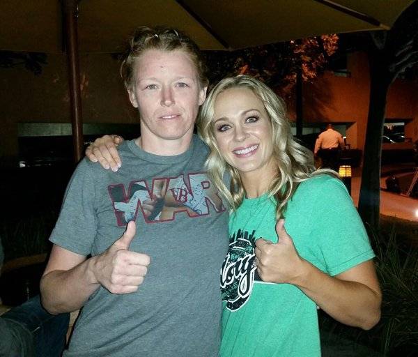 ▲ 로라 샌코는 토냐 에빙거에게 기습 키스를 당한 뒤에도 당황하지 않고 선을 분명히 그었다. ⓒ로라 샌코 트위터