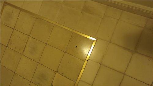 (아바나=연합뉴스) 김지헌 특파원 = 쿠바 아바나의 암보스 문도스 호텔은 미국 작가 어니스트 헤밍웨이가 머물렀던 511호 객실 앞 타일을 보존했다. 왼쪽이 예전부터 있었던 타일.