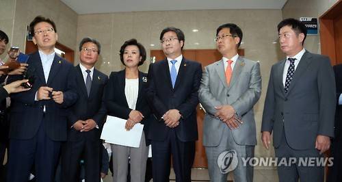 경기 6개 시장 "지방재정개혁 반발"       (서울=연합뉴스) 배재만 기자 = 경기도 6개 지방자치단체장들이 11일 오전 국회 정론관에서 정부가 추진하는 지방재정개혁에 반발하는 기자회견을 열고 있다. 이들은 "추진 방안이 시행되면 6개 시는 모두 8천억원 이상의 예산이 줄어들어 재정파탄 상태가 될 것"이라고 주장했다. 왼쪽부터 이재명 성남시장, 채인석 화성시장, 신계용 과천시장, 염태영 수원시장, 최성 고양시장, 정찬민 용인시장. 2016.5.11     scoop@yna.co.kr     http://blog.yonhapnews.co.kr/f6464