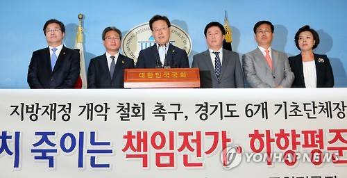 경기 6개 시장 "지방재정개혁 철회 촉구"     (서울=연합뉴스) 배재만 기자 = 경기도 이재명 성남시장(왼쪽에서 세 번째) 등 6개 지방자치단체장이 11일 오전 국회 정론관에서 정부가 추진하는 지방재정개혁에 반발하는 기자회견을 열고 있다. 이들은 "추진 방안이 시행되면 6개 시는 모두 8천억 원 이상의 예산이 줄어들어 재정파탄 상태가 될 것"이라고 주장했다. 왼쪽부터 염태영 수원시장, 채인석 화성시장, 이 시장, 정찬민 용인시장, 최성 고양시장, 신계용 과천시장. 2016.5.11     scoop@yna.co.kr     http://blog.yonhapnews.co.kr/f6464