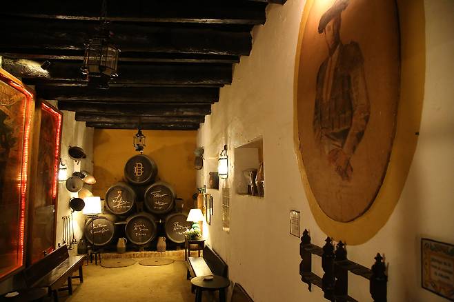 보데가 바의 셰리 저장 오크통.