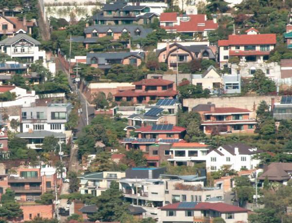 서울 종로구 평창동 일대의 고급 단독주택 단지. 주명덕, (43쪽)