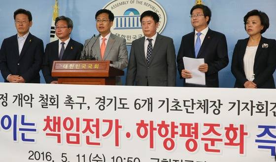 11일 서울 여의도 국회 정론관에서 경기도 6개 기초단체장들이 정부의 지방재정개혁 추진방안을 지자체 말살 정책으로 규정하고, 폐지를 촉구하고 있다. 왼쪽부터 이재명 성남시장, 채인석 화성시장, 최성 고양시장, 정찬민 용인시장, 염태영 수원시장, 신계용 과천시장.  /사진=뉴스1