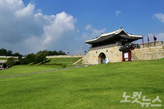 오는 18일 ‘아시아 전통복 패션쇼’가 열릴 수원화성 창용문일대 모습 (사진=수원시 제공)