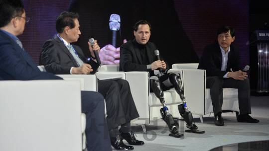 서울포럼2016 둘째 날인 12일 서울 신라호텔에서 열린 서울포럼 세션3 드론&로보어드바이저 대담에서 휴 허 교수가 발언하고 있다. 박현섭(왼쪽부터) 한국산업기술평가관리원 로봇 PD, 한창수 한양대 로봇공학과 교수, 휴 허 MIT 교수, 김태용 삼성전자 무선사업부 상무./송은석기자