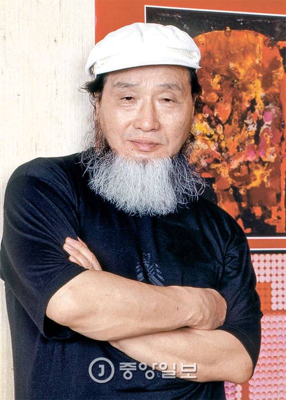 서양화가 김흥수(1919~2014) 화백은 한 화폭에 구상과 추상을 동시에 담는 화풍을 고안했다. [중앙포토]