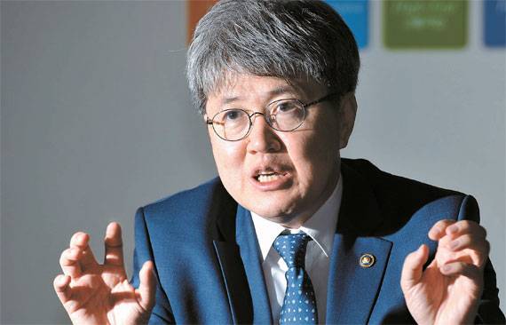 유경준 통계청장은 지난 11일 인터뷰에서 “국민계정을 개선하려면 한국은행이 아닌 통계청에서 작성을 맡아야 한다”고 말했다. [프리랜서 김성태]