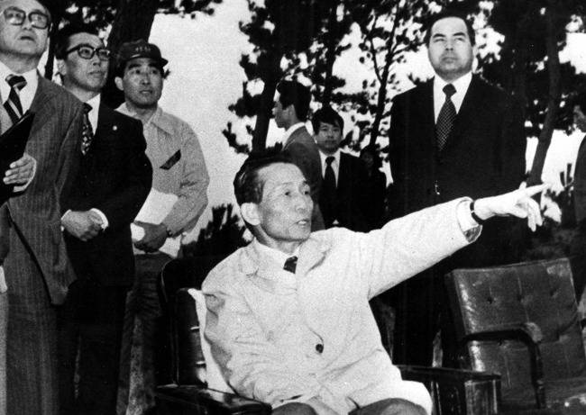 1976년 김재규 당시 건설부 장관(왼쪽에서 두 번째)이 청와대 경호실장 차지철(오른쪽) 과 함께 박정희 대통령의 지시를 듣고 있다. [동아일보]