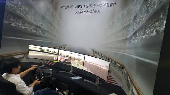 LG전자는 게임존을 오픈해 21:9 화면비의 34인치 울트라 와이드 모니터를 체험하는 행사를 실시했다. / 심민관 기자