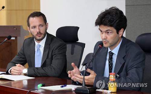 '독일ㆍ미국의 최저임금은?'     (서울=연합뉴스) 배재만 기자 = 17일 오전 국회 의원회관 9간담회장에서 열린 독일ㆍ미국 최저임금 전문가와 양대노총ㆍ국회의원 당선인 간담회에서 토르스텐 칼리나 독일 뒤스부르크 에센 대학 직업과 자격연구소장(오른쪽)과 데이빗 쿠퍼 미국 경제정책연구소장이 독일과 미국의 최저임금 관련 내용을 소개하고 있다.