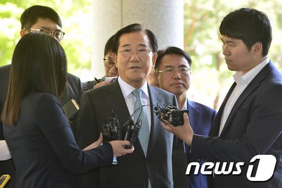 (서울=뉴스1) 양새롬 기자 = 4·13 총선 과정에서 억대의 공천헌금을 받은 혐의로 검찰수사를 받아온 박준영 국민의당 당선인(전남 영암·무안·신안)이 18일 오전 구속 전 피의자 심문을 받기 위해 서울 양천구 서울남부지방법원으로 출석하고 있다. 박 당선인은 국민의당에 합류하기 전인 신민당 창당준비위원회 대표 시절 같은 당 사무총장 김모씨(65·구속)로부터 비례대표 공천헌금 등 명목으로 3억5000여만원을 수수한 혐의를 받고 있다. 2016.5.18/뉴스1 © News1 신웅수 기자