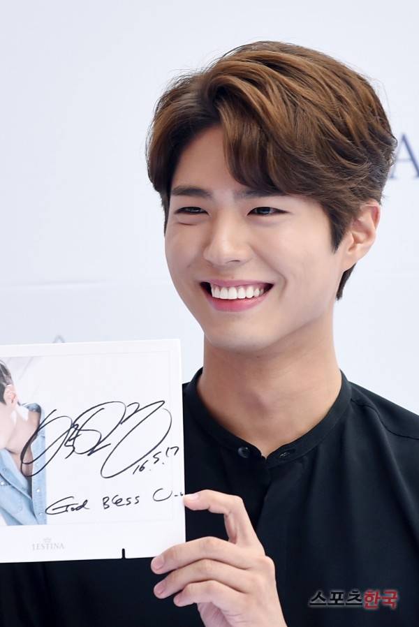 팬사인회에 참석하고 있는 박보검. 사진=임세준 인턴기자 multi@hankooki.com