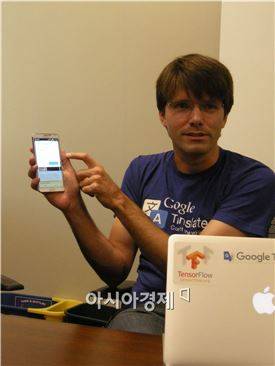 오타비오 굿 구글 엔지니어가 구글 번역 서비스에 대해 소개하고 있다.