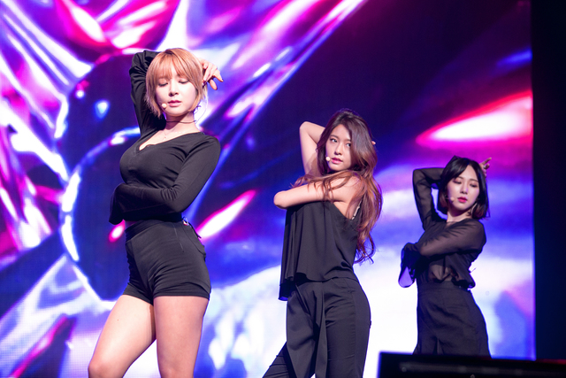 AOA가 서울 광진구 ‘예스24 라이브홀’에서 열린 네 번째 미니앨범 <굿럭> 쇼케이스에서 춤을 추고 있다. 에프엔씨 제공