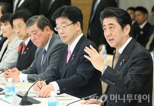 일억총활약국민회의에서 발언하는 아베 신조 일본 총리 /사진=일본총리공관