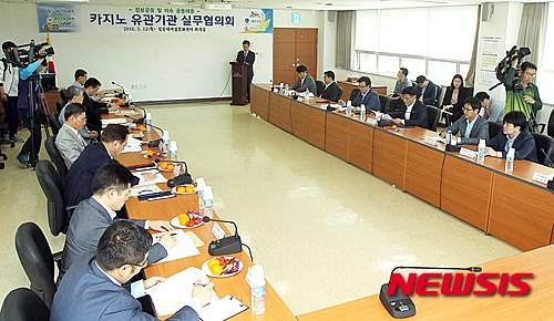【제주=뉴시스】 고동명 기자 = 제주 카지노 협업체계 구축을 위한 실무협의회가 12일 오후 설문대여성문화센터에서 협의회가 구성된 후 처음으로 열리고 있다.2016.05.12.   kdm80@newsis.com