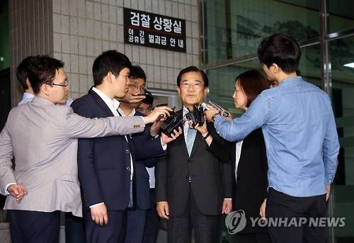 취재진 질문에 답하는 박준영     (서울=연합뉴스) 신준희 기자 = 4.13총선 과정에서 억대의 공천헌금을 받은 혐의로 구속영장이 신청됐다 기각된 박준영 국민의당 당선인이 18일 오후 서울남부지검에서 나와 귀가하던 중 취재진의 질문에 답하고 있다.
