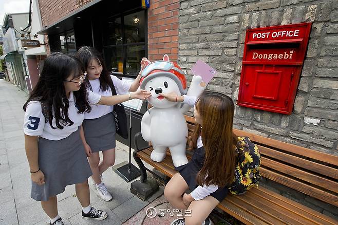 마을 안쪽의 ‘동개비’ 조형물.
