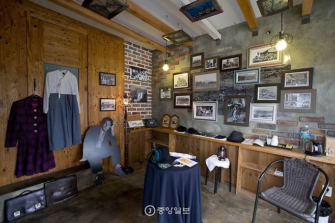 한복과 근대 풍 의상을 빌릴 수 있는 다형다방. 내부는 양림동의 옛 사진으로 꾸며져 있다.