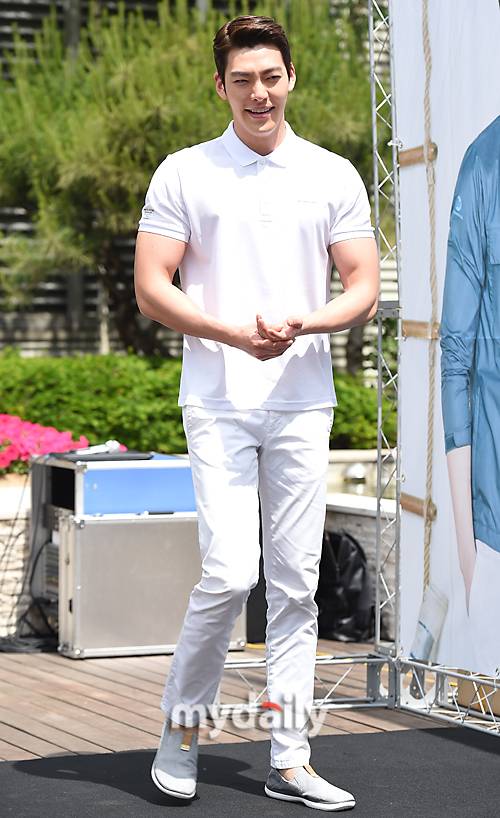 ▲김우빈 '팔뚝이 두 배가 됐네'