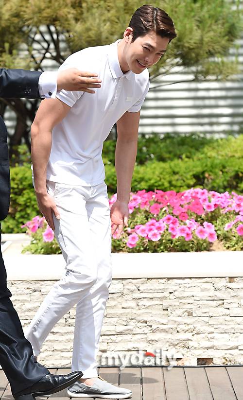 ▲김우빈 '예의 바르게 입장'