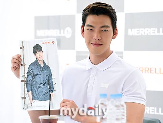▲김우빈 '사인 받아가세요'