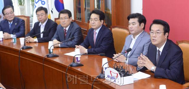 정진석 새누리당 원내대표가 20일 오전 서울 여의도 국회에서 열린 원내지도부-중진의원 연석회의에서 모두발언을 하고 있다. 박해묵 기자/mook@heraldcorp.com