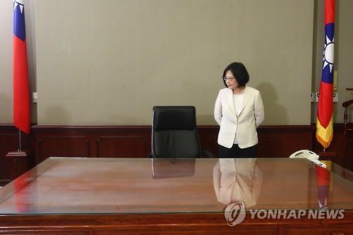 집무실 책상 앞에서 선 대만 차이잉원 총통(AP=연합뉴스)