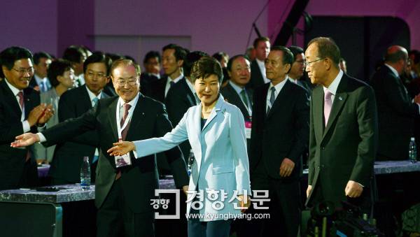 지난해 5월 박근혜 대통령(가운데)과 반기문 유엔 사무총장(오른쪽), 윤세영 SBS 회장이 서울 동대문디자인플라자에서 열린 ‘서울디지털포럼 2015’ 개막식 행사에 참석하고 있다. / 정지윤 기자