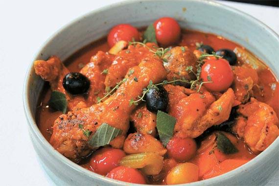 세계의 대표적인 닭 요리. 와인과 토마토 소스에 이탈리아 고추인 페페로치노로 감칠맛을 보탠 카치아토레. [사진 정신우]