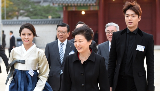 가수 설현(왼쪽)이 박근혜 대통령, 배우 이민호와 함께 `2016~2018 한국 방문의 해 선포식`에 입장하고 있다. [청와대사진기자단]
