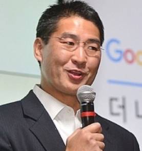 옥시 최고경영자 출신으로 첫 23일 검찰 조사를 받는 한국계 미국인 존 리(48) 전 대표(현 구글코리아 대표). 영국 본사 개입 여부 등 각종 의혹들이 규명될 지 주목된다.
