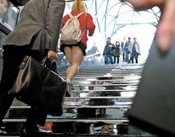 지하철역에서는 스마트폰으로 신체를 몰래 촬영하는 `도촬` 범죄가 많이 발생한다.