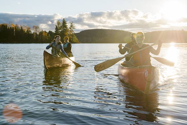 앨곤퀸 주립공원 호수에서 카누를 즐기는 사람들.