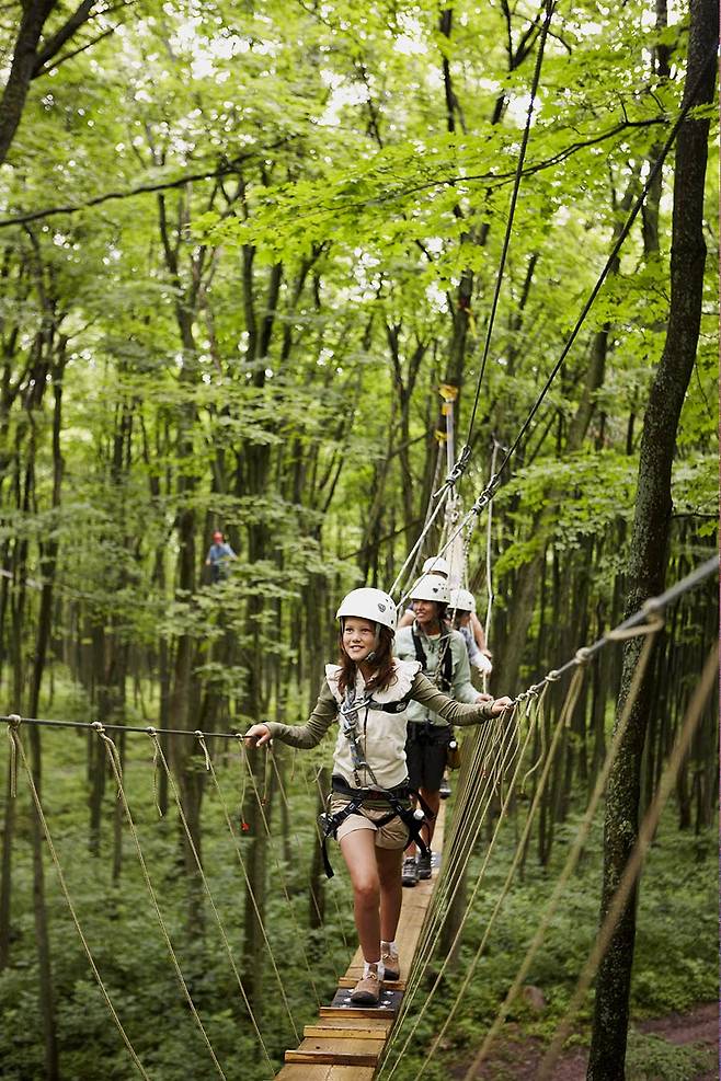 블루 마운틴 리조트에서 액티비티를 즐기는 관광객.