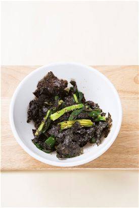 4. 풋마늘대에 양념을 넣어 버무리다가 김을 넣어 가볍게 버무린다.