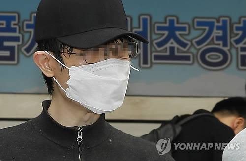 서초동 주점 화장실 살인사건 범인 김 모 씨가 26일 오전 검찰로 송치되기 위해 서울 서초경찰서를 나서고 있는 모습. [연합뉴스 자료사진]