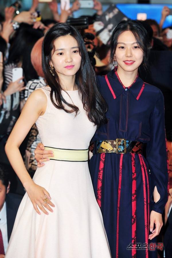 영화 '아가씨' 레드카펫 행사에 참석하고 있는 김민희 김태리. 사진=이규연 기자 fit@hankooki.com