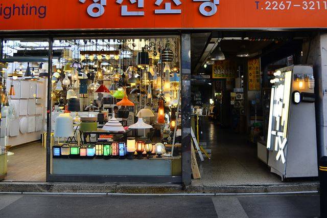 을지로 4가의 조명 가게. 이 일대의 조명 가게는 한 때 실내장식업자와 건축업자가 허리에 현금을 차고 몰려왔을 정도로 호황을 누렸다.