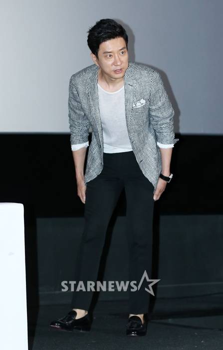 [★포토]김명민, '인사하며 등장'