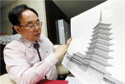 펜화가 김영택씨가 작품 '황룡사 9층 목탑'을 설명하고 있다.