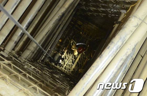 1일 오전 경기 남양주시 진접읍 금곡리 진접선 지하철 사고가 발생한 현장에서 소방대원들이 구조 작업을 하고 있다.이날 오전 7시27분께 진접선 지하철 공사현장에서 폭발로 추정되는 사고로 근로자 4명이 숨지고 10명이 중경상을 입었다.(경기도소방재난본부 제공) 2016.6.1/뉴스1